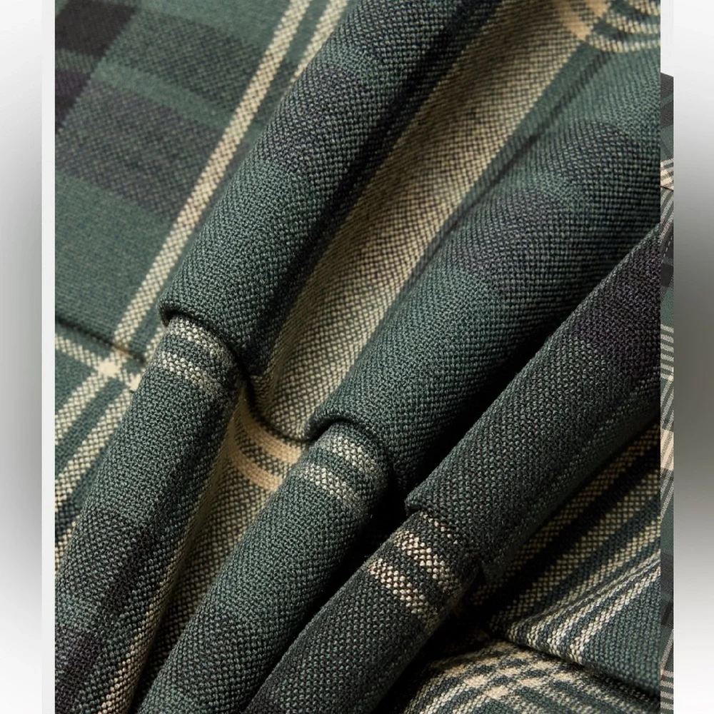 Sunday Best
Olive Micro Skirt Pleated high-waisted micro skirt Aritzia - Picture 8 of 13